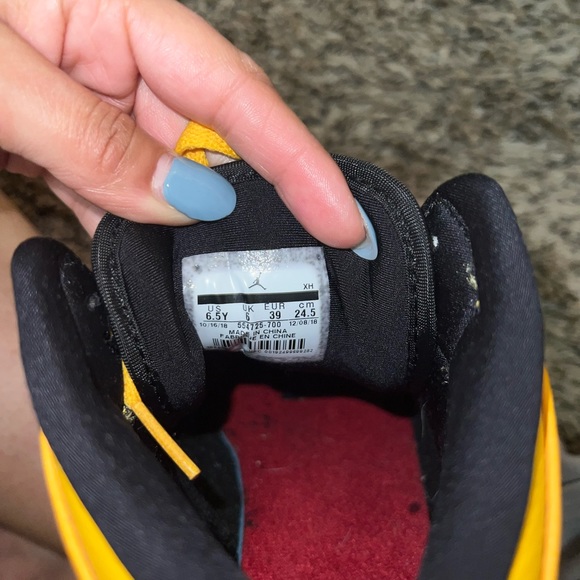 6.5Y/Women’s 8 Jordan 1’s - Picture 4 of 4